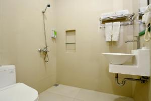 een badkamer met een wit toilet en een wastafel bij Seamount Hotel Amed in Amed