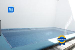 a large swimming pool with a sign that reads top rated at Casa San blas Islitas 60 in San Blas