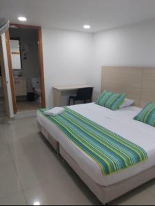 Voodi või voodid majutusasutuse HOTEL DON QUIJOTE toas