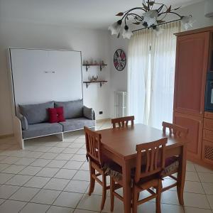 uma sala de estar com uma mesa e cadeiras e um sofá em A Casetta em Putignano