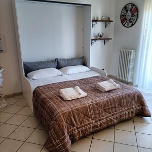 um quarto com uma cama com duas toalhas em A Casetta em Putignano