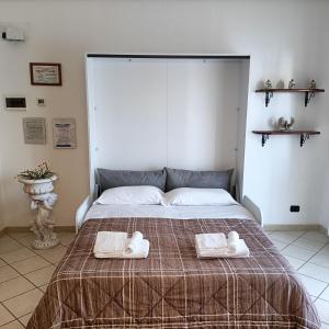 a bedroom with a bed with two towels on it at A Casetta in Putignano