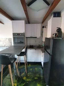 Kuchyň nebo kuchyňský kout v ubytování Cozy Cabin Bran