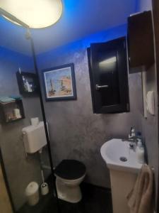 Koupelna v ubytování Cozy Cabin Bran + 33 fotografií