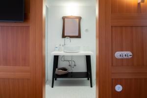 Un baño de Pr'Gavedarjo Eco Heritage B&B