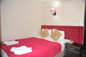 Postel nebo postele na pokoji v ubytování Ares Hotel