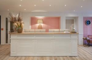 a salon with a white counter in a room at Beach Apartments Büsum in Büsum