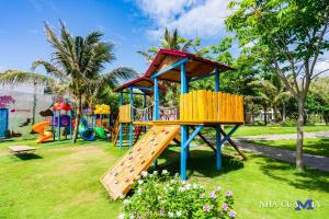 MIA Beach Villa - Oceanami Resort Long Hai Vung Tau في لونغ هاي: ملعب مع زحليقة في حديقة