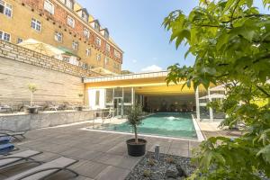 ein Schwimmbad im Innenhof eines Gebäudes in der Unterkunft Sonnenresort Ettershaus in Bad Harzburg