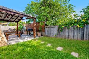 a backyard with a wooden fence and a picnic table at Palm Beach Haven in Gold Coast