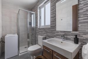 een badkamer met een wastafel, een toilet en een douche bij Brand New Modern 2 Bed Apt St Julians in St Julian's