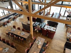 eine Draufsicht auf ein Restaurant mit Tischen und Stühlen in der Unterkunft Sonnenresort Ettershaus in Bad Harzburg