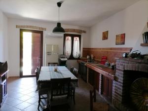 cocina con mesa y comedor en Casa di Stefano en Villamassargia