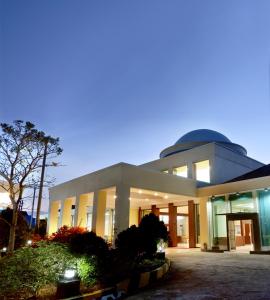 un gran edificio con una cúpula encima en Sahid Azizah Syariah Hotel and Convention Kendari en Lepoleop
