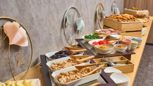 ein Buffet mit verschiedenen Speisen auf dem Tisch in der Unterkunft Hotel and Spa Gift TAKAYAMA in Takayama