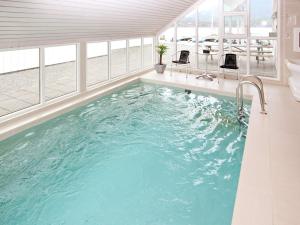 uma piscina numa casa com água azul em Five-Bedroom Holiday home in Jelsa 1 em Jelsa