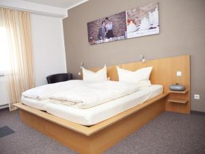 Postel nebo postele na pokoji v ubytování GS Hotel Mindelheim