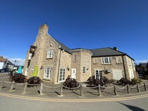 un gran edificio de ladrillo con una torre de reloj en Echo Beach, en Filey