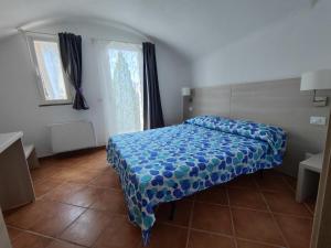 カッローダノ・インフェリオーレにあるil gelsominoのベッドルーム1室(青い掛け布団付きのベッド1台付)