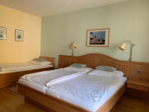 Postel nebo postele na pokoji v ubytování Hotel zur Post