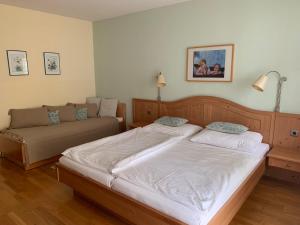 Postel nebo postele na pokoji v ubytování Hotel zur Post