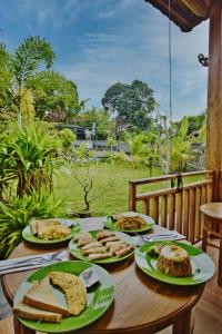 una mesa de madera con platos de comida. en Tegal Besung Cottage en Nusa Penida