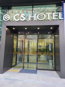 una tienda frente a un edificio con puertas de cristal en CS Hotel en Gwangju