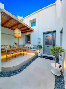 een patio met een tafel en stoelen in een huis bij Heliareti Traditional House in Koskinou