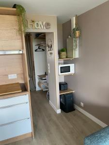 Kuchnia lub aneks kuchenny w obiekcie La maison du bonheur les eaux vives 1