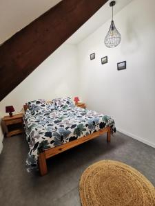 een slaapkamer met een bed met een zwart-wit dekbed bij Equinoxe in Dragey