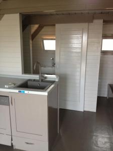 Kuchyň nebo kuchyňský kout v ubytování Seehütte Neusiedlersee - Pfahlbau GlamPing