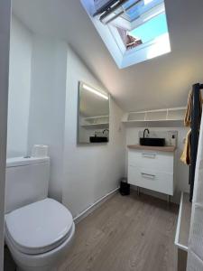 ห้องน้ำของ L'Écrin de Bayard - Studio climatisé hyper-centre