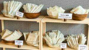 un estante lleno de tazones de wontons en Hotel and Spa Gift TAKAYAMA, en Takayama