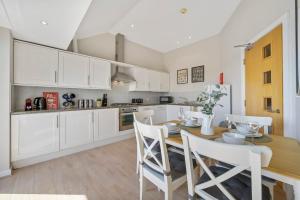 Кухня или кухненски бокс в Host & Stay - Marina View Penthouse