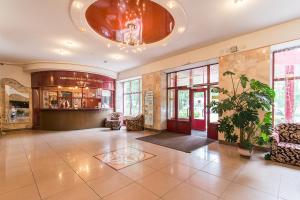 a large room with a lobby with a ceiling at Profsoyuznaya Hotel in Nizhny Novgorod