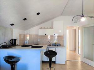 Kuchyň nebo kuchyňský kout v ubytování Apartments Helena