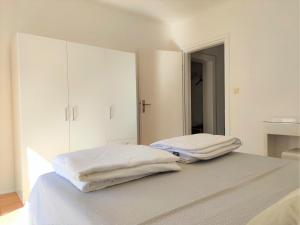 Postel nebo postele na pokoji v ubytování Apartments Helena