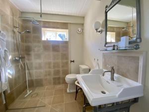 a bathroom with a sink and a shower and a toilet at Exklusivt gästhus på anrik prästgård in Sösdala