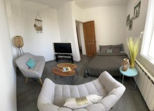 a living room with a couch and a bed at Appartement verrière à deux pas des plages… in Hyères