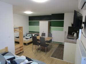 Habitación con 1 cama, 1 mesa y 1 dormitorio. en Veroland Magánszálláshely en Hódmezővásárhely