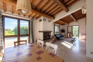 a living room with a table and a fireplace at Country House La Meria in Catabbio