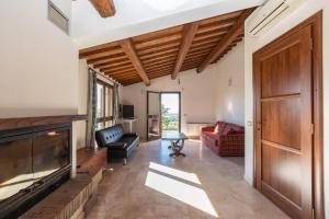 a living room with a fireplace and a wooden door at Country House La Meria in Catabbio
