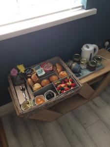 ein Tablett mit verschiedenen Lebensmitteln auf einem Tisch in der Unterkunft Applelea House in Rosslare