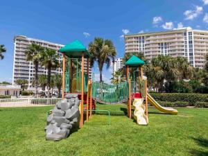 un parque infantil con tobogán y toboganes en Silver Shells, en Destin