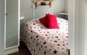 Un dormitorio con una cama con una almohada roja. en 3 Bedroom Beautiful Home In Hemse, en Hemse