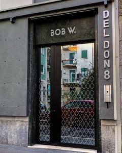 une porte donnant accès à un magasin avec un panneau. dans l'établissement Bob W Ticinese, à Milan