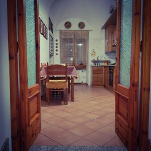 eine Küche mit einem Tisch und einem Esszimmer in der Unterkunft Antica Dimora 1848 in Biccari
