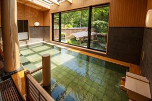 Bazén v ubytování Shionoyu Onsen Rengetsu nebo v jeho okolí