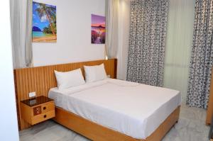 A bed or beds in a room at El Mena Grand