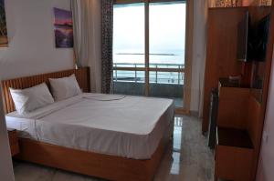 A bed or beds in a room at El Mena Grand